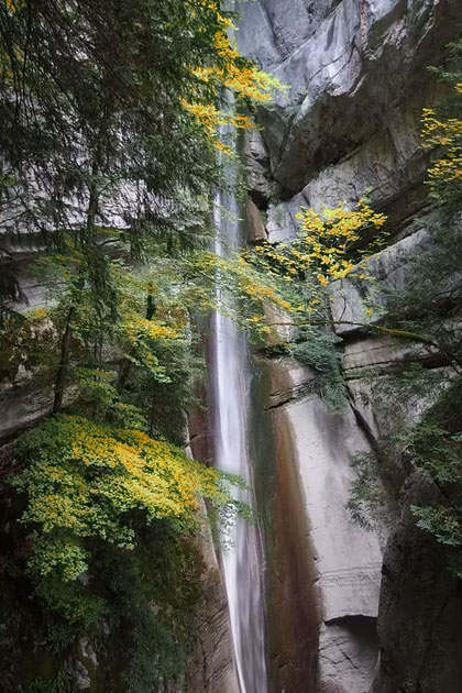 La cascade d'Angon à Talloires-Montmin — chute de 60 mètres dans les falaises calcaires