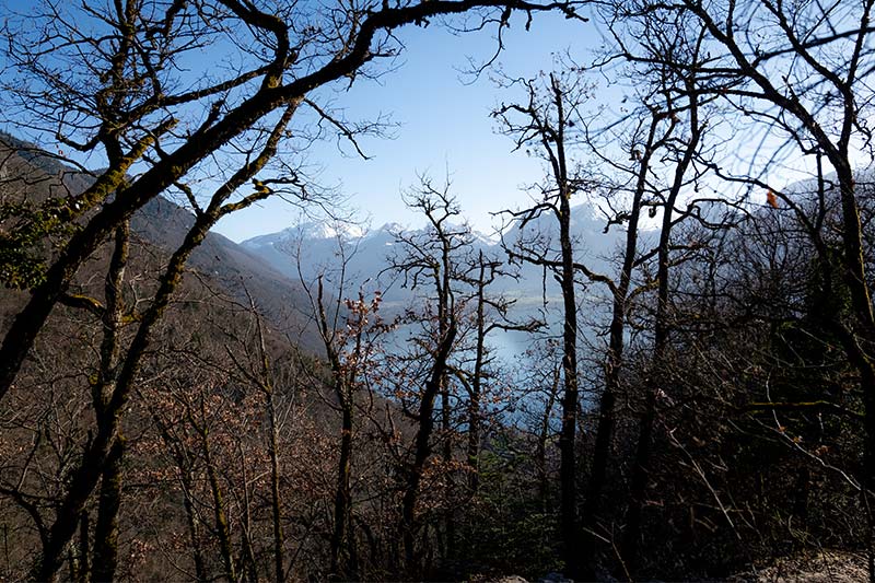 Vue panoramique depuis le sentier de la cascade d'Angon sur le lac d'Annecy et les montagnes