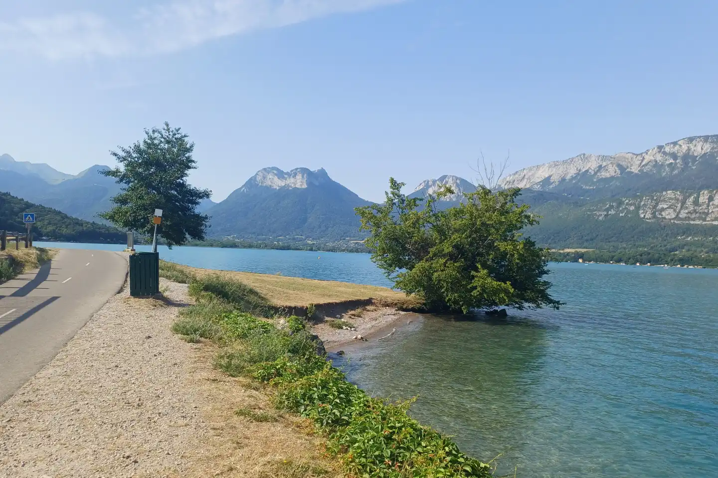 Plage de la Balmette à Talloires-Montmin, bord du lac d'Annecy