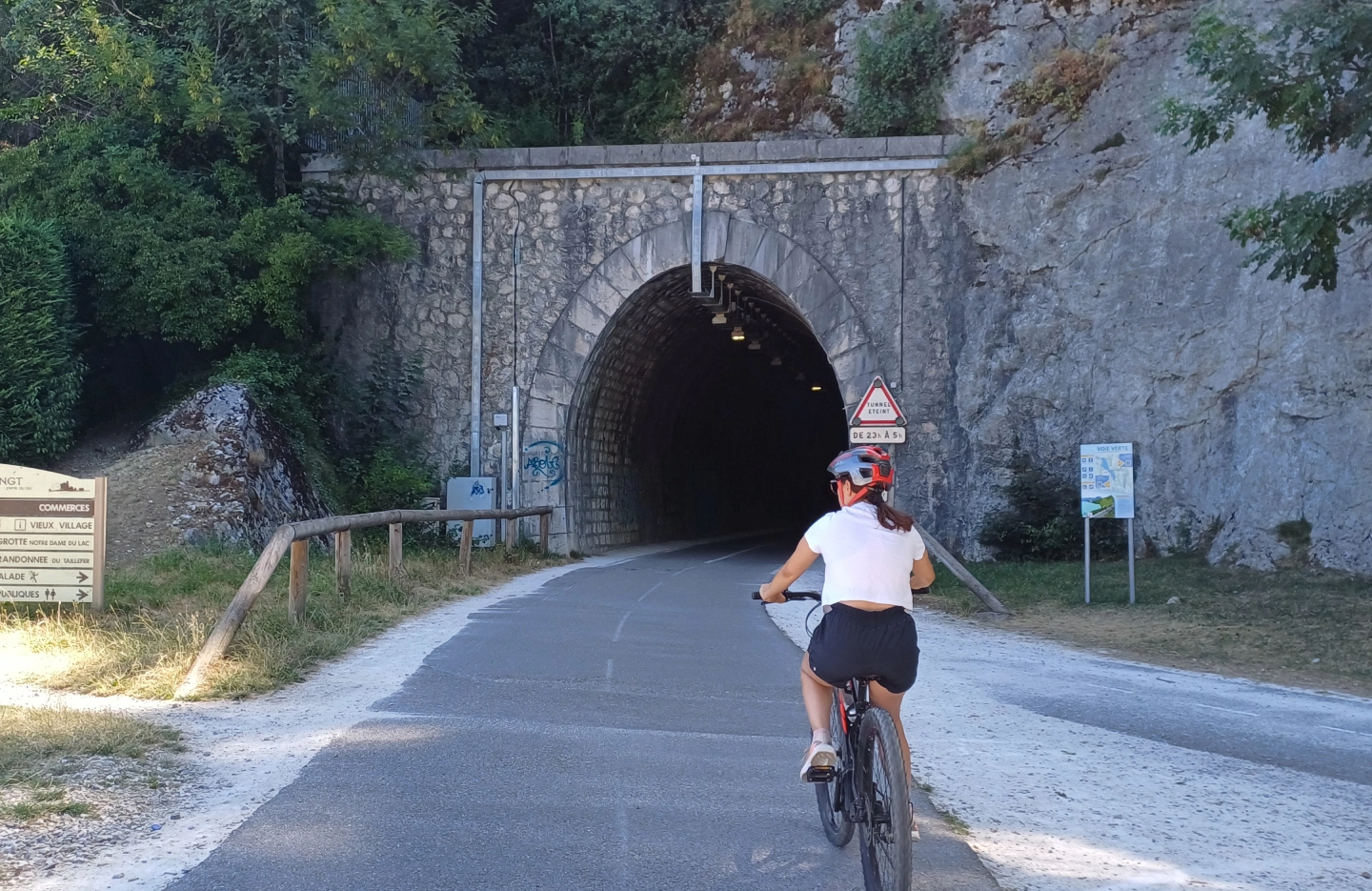 Tunnel de Duingt sur la piste cyclable du tour du lac d'Annecy — passage spectaculaire taillé dans la roche