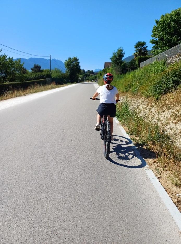 Piste cyclable du tour du lac d'Annecy — voie verte sécurisée en bord de lac