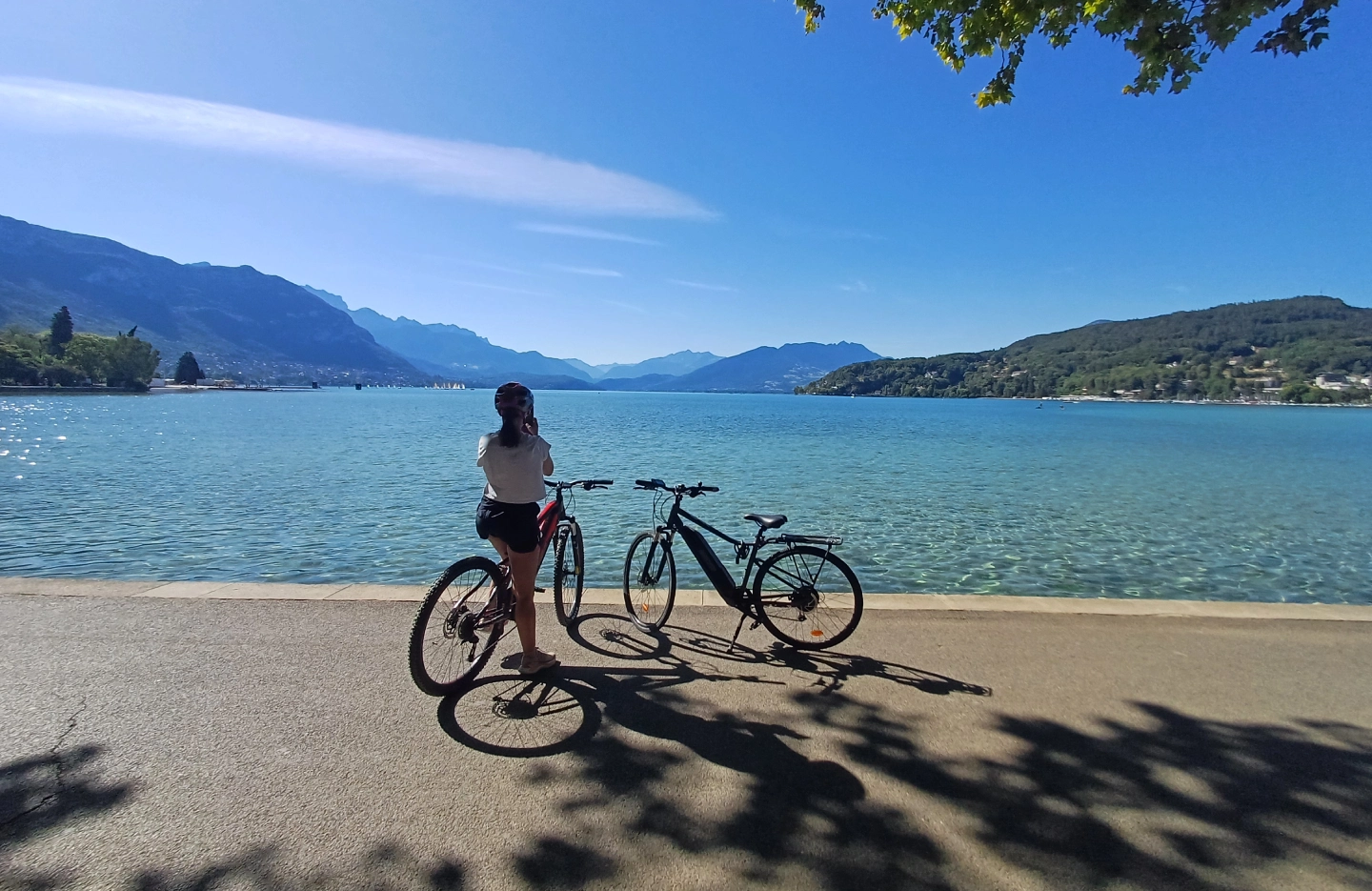Tour du lac d'Annecy en vélo — cyclistes sur la voie verte avec vue sur les Alpes