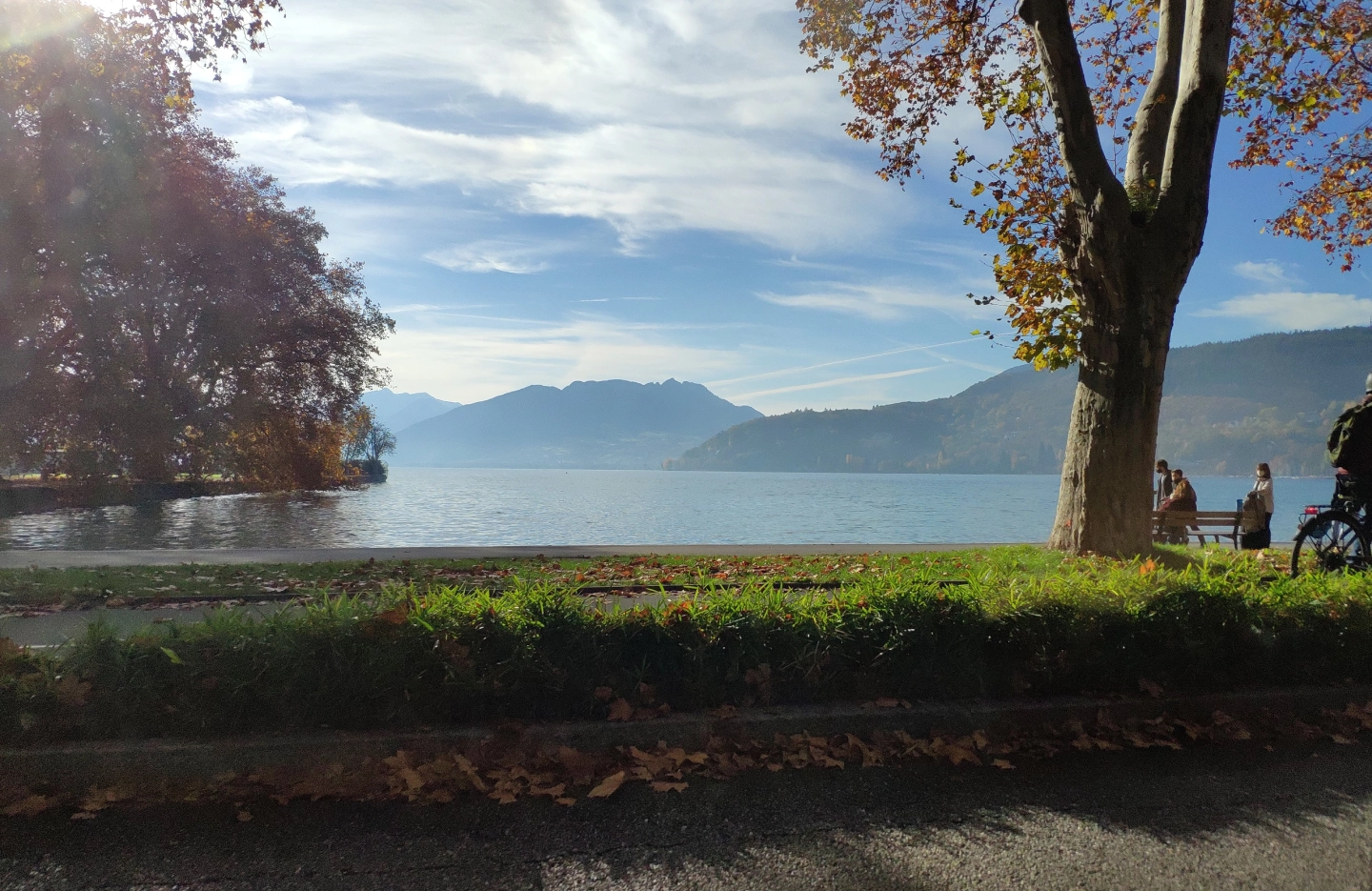 Tour du lac d'Annecy à vélo sur la piste cyclable — vue panoramique sur le lac et les montagnes