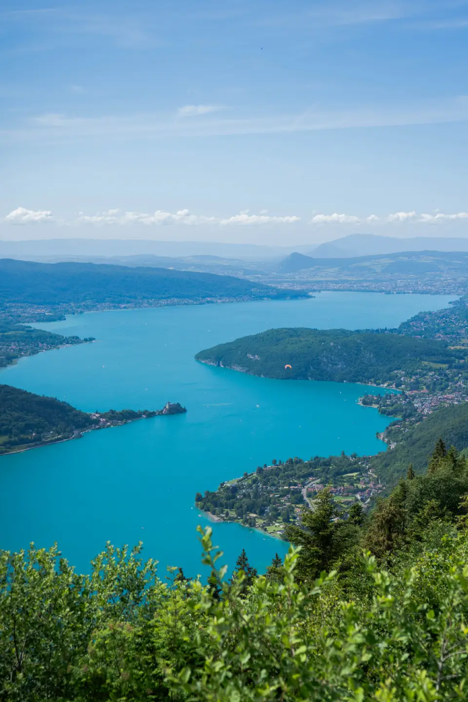 Vue sur le château de Duingt depuis le belvédère panoramique de la Forclaz, Talloires