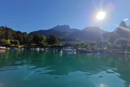 La baie de talloires vue depuis le lac d'annecy