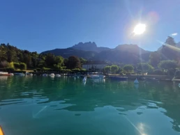La baie de talloires vue depuis le lac d'annecy