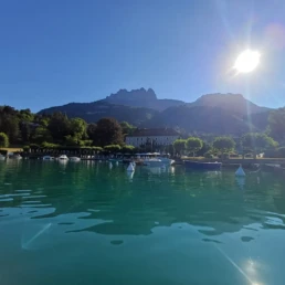 La baie de talloires vue depuis le lac d'annecy