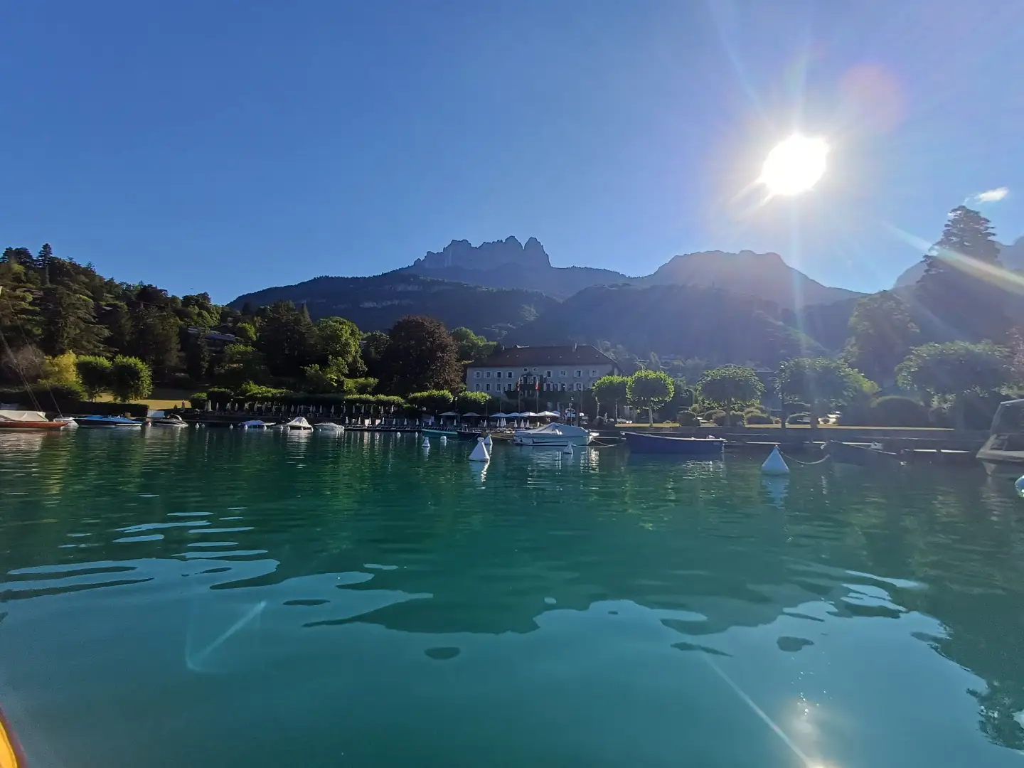 L'abbaye de Talloires au bord de la baie du lac d'Annecy
