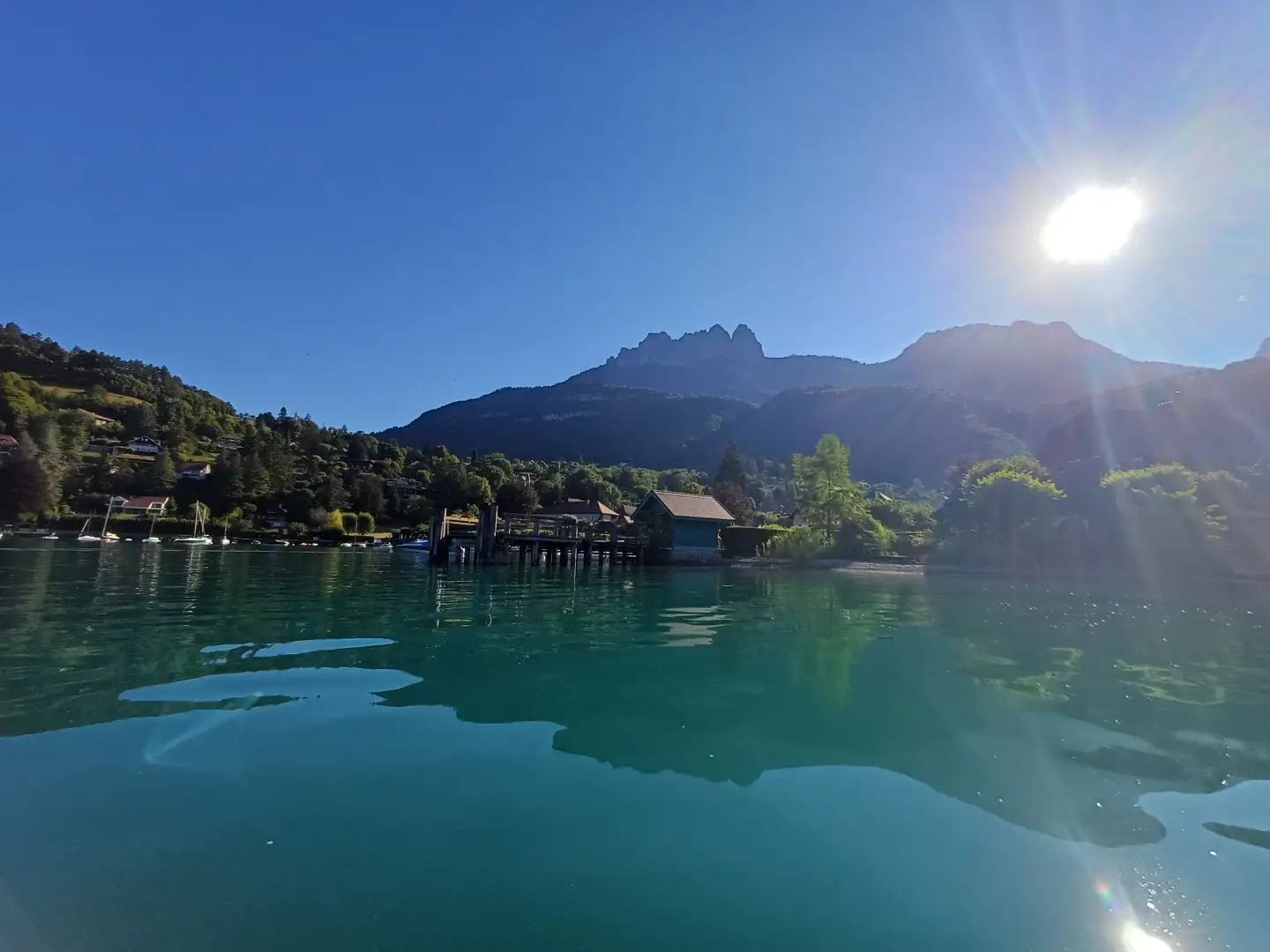 La baie de Talloires au lever du matin, lac d'Annecy