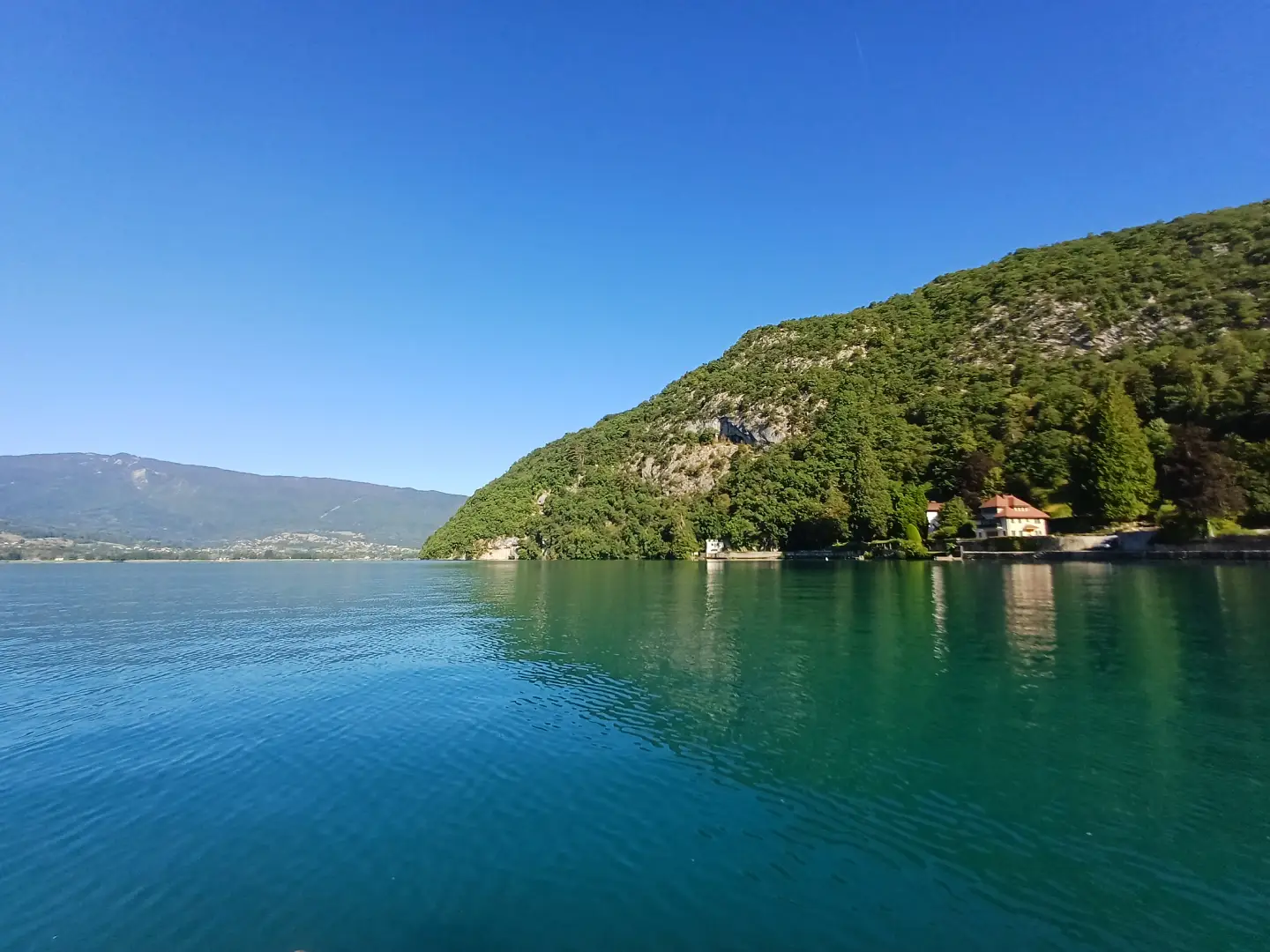 Le Roc de Chère vu depuis la baie de Talloires, réserve naturelle du lac d'Annecy