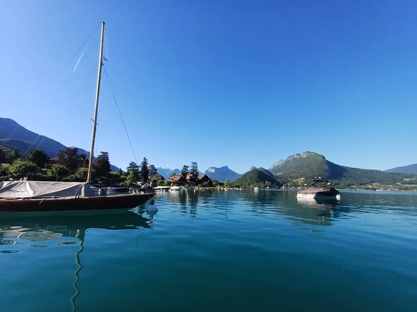 La baie de Talloires vue du lac d'Annecy, Haute-Savoie