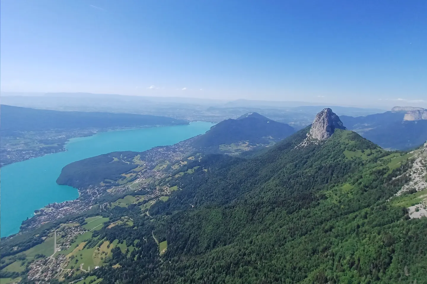 Montagnes de Haute-Savoie autour du lac d'Annecy, sites des Jeux Olympiques d'hiver 2030