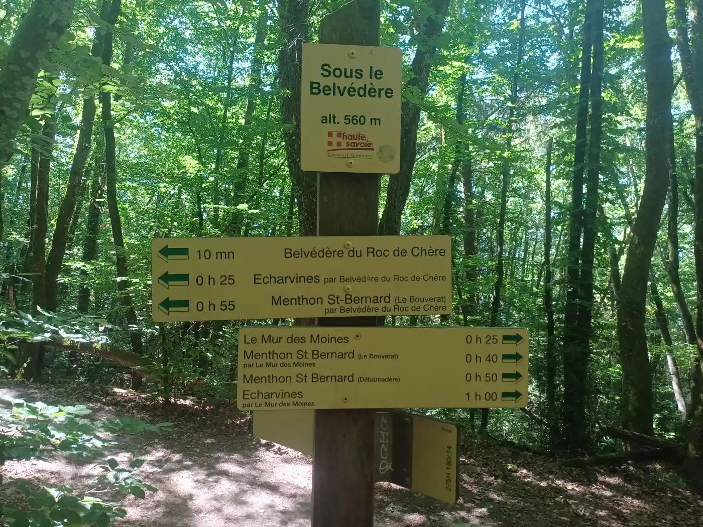 Sentiers et panneaux d'information dans la réserve naturelle du Roc de Chère, Talloires