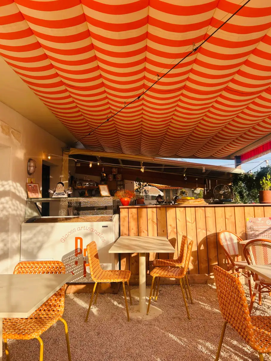Terrasse rétro et bohème du restaurant Le Petit Perroix, Talloires-Montmin