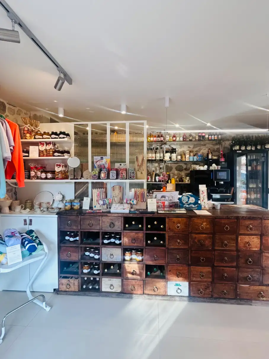 Bijoux, accessoires et peintures d'artistes locaux à la boutique du Petit Perroix