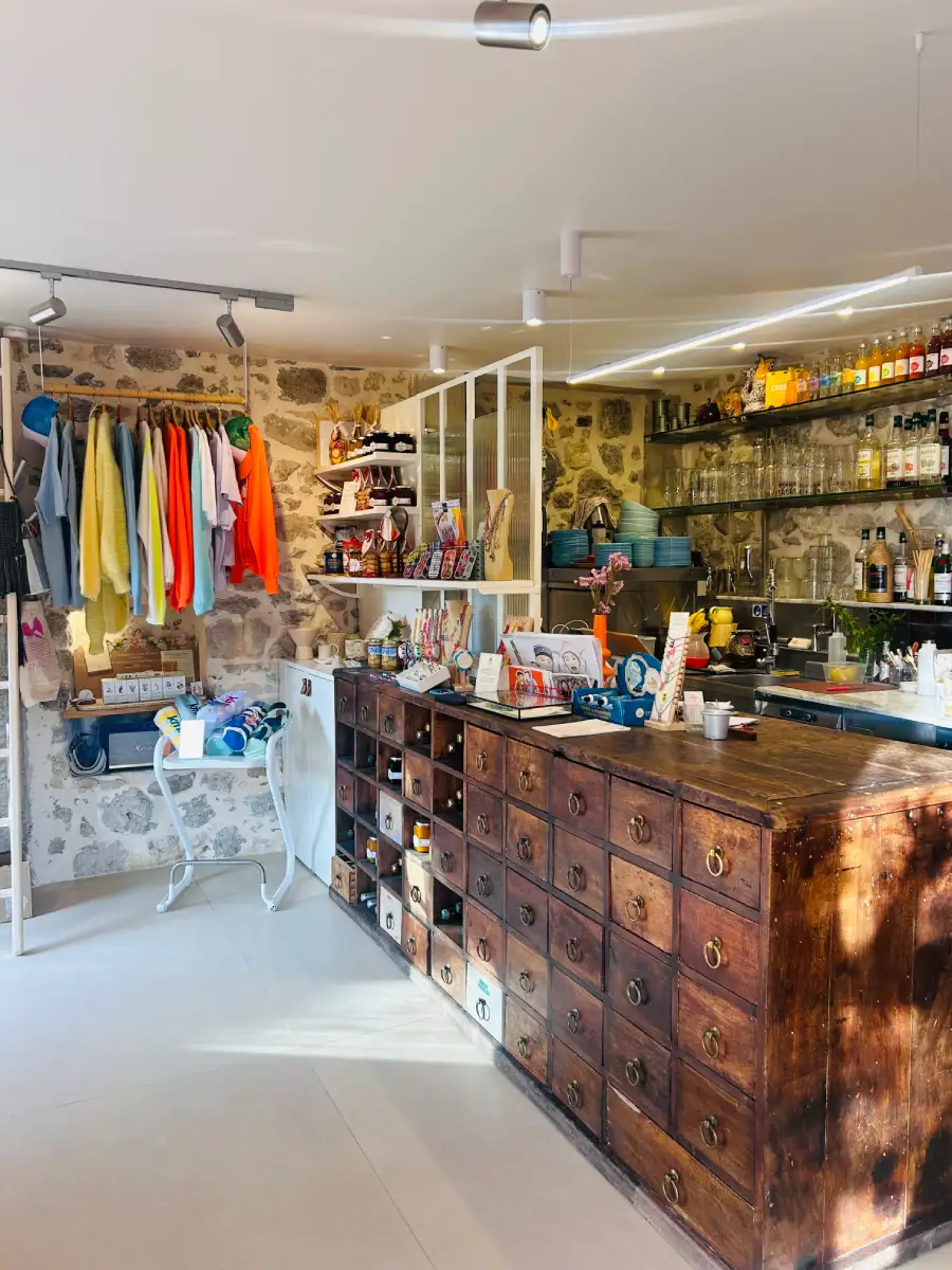 Boutique à l'intérieur du restaurant Le Petit Perroix, Talloires-Montmin