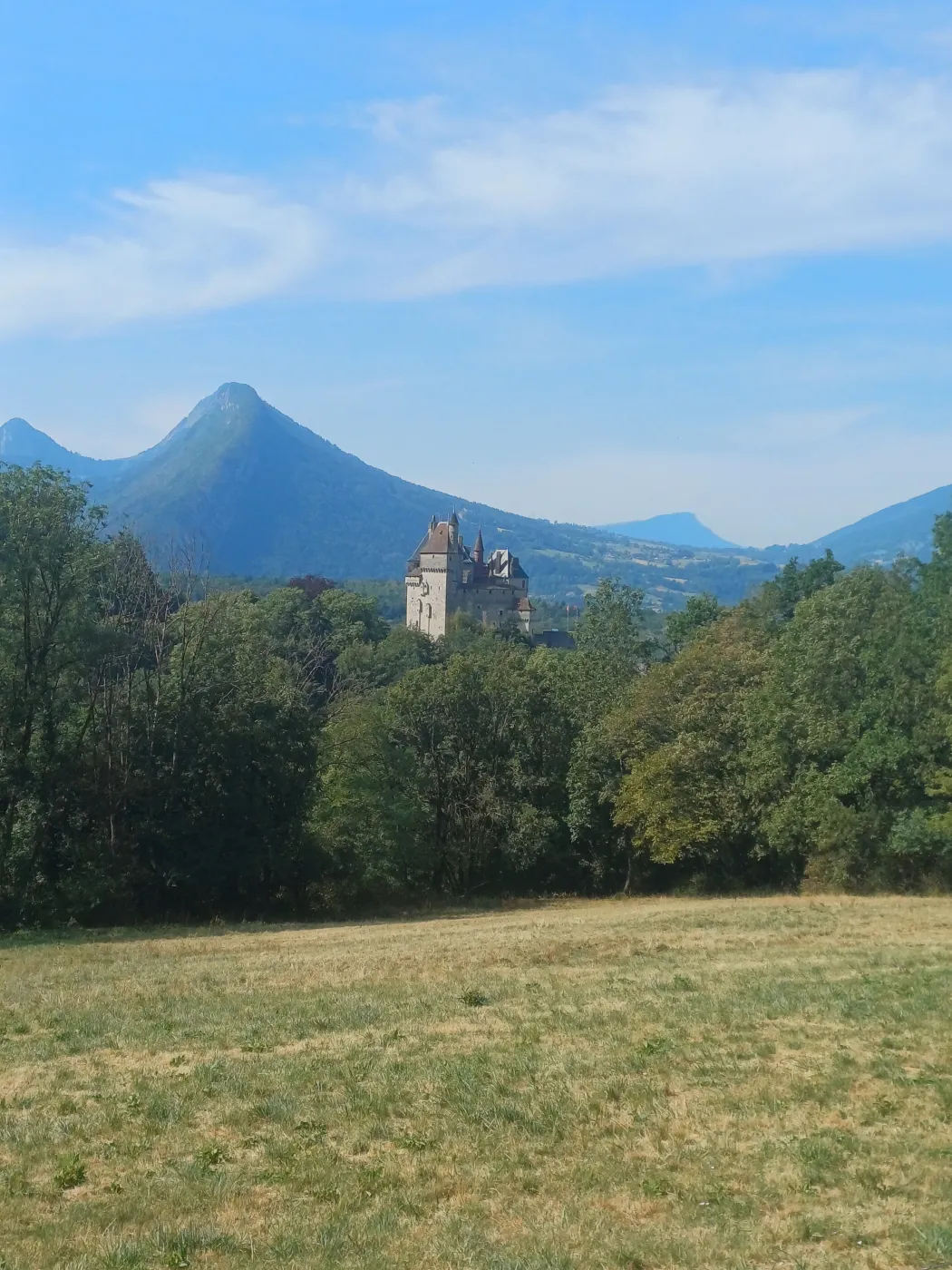 Château de Menthon-Saint-Bernard, tours médiévales et remaniement romantique