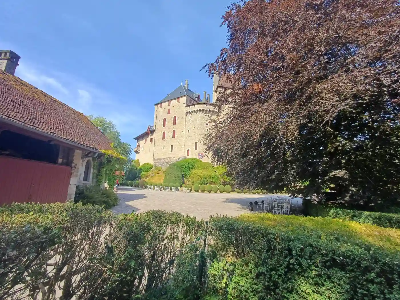 Entrée du château de Menthon-Saint-Bernard