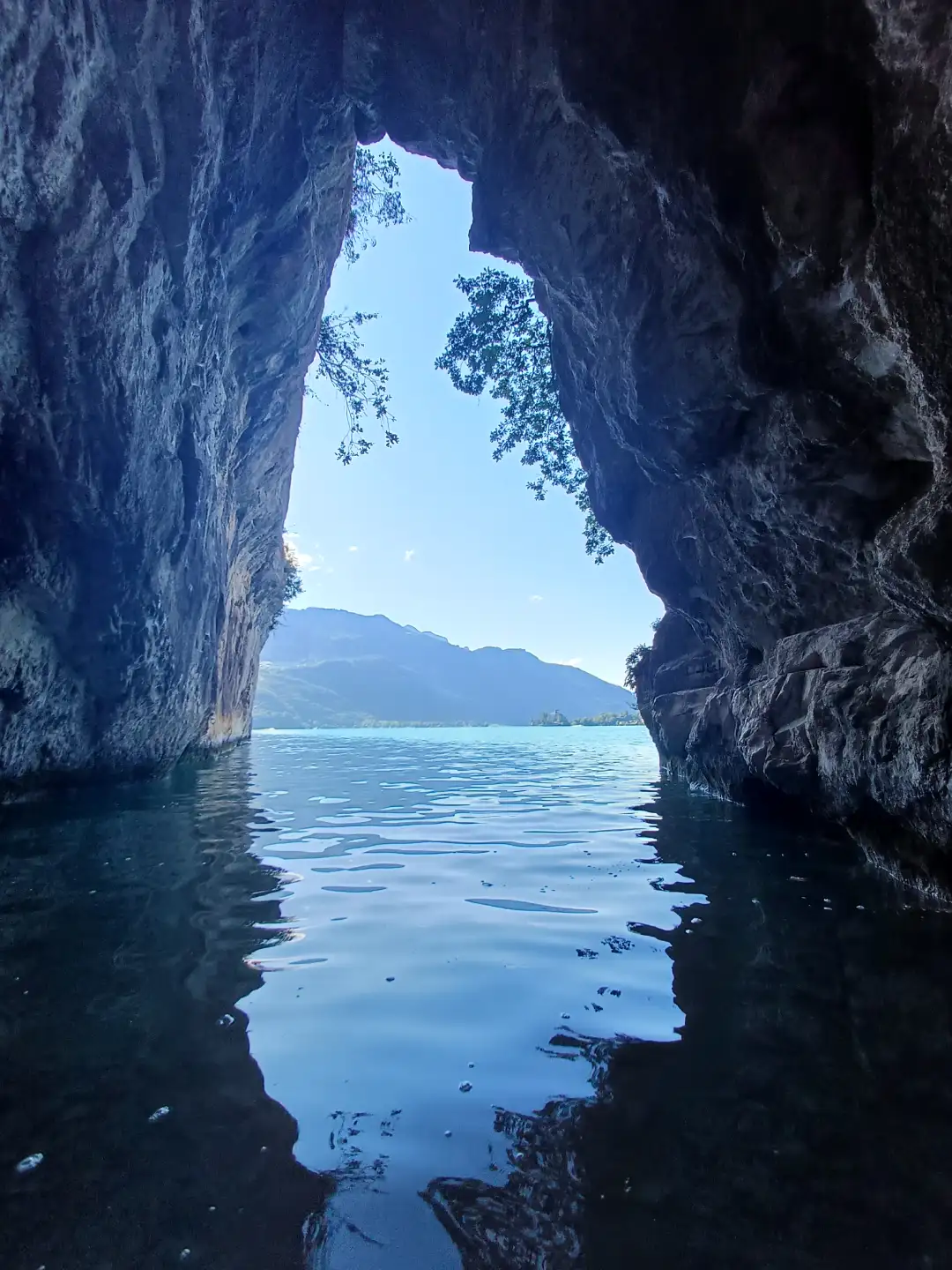 Entrée de la grotte du Grand Pertuis dans les falaises du Roc de Chère, lac d'Annecy, Talloires