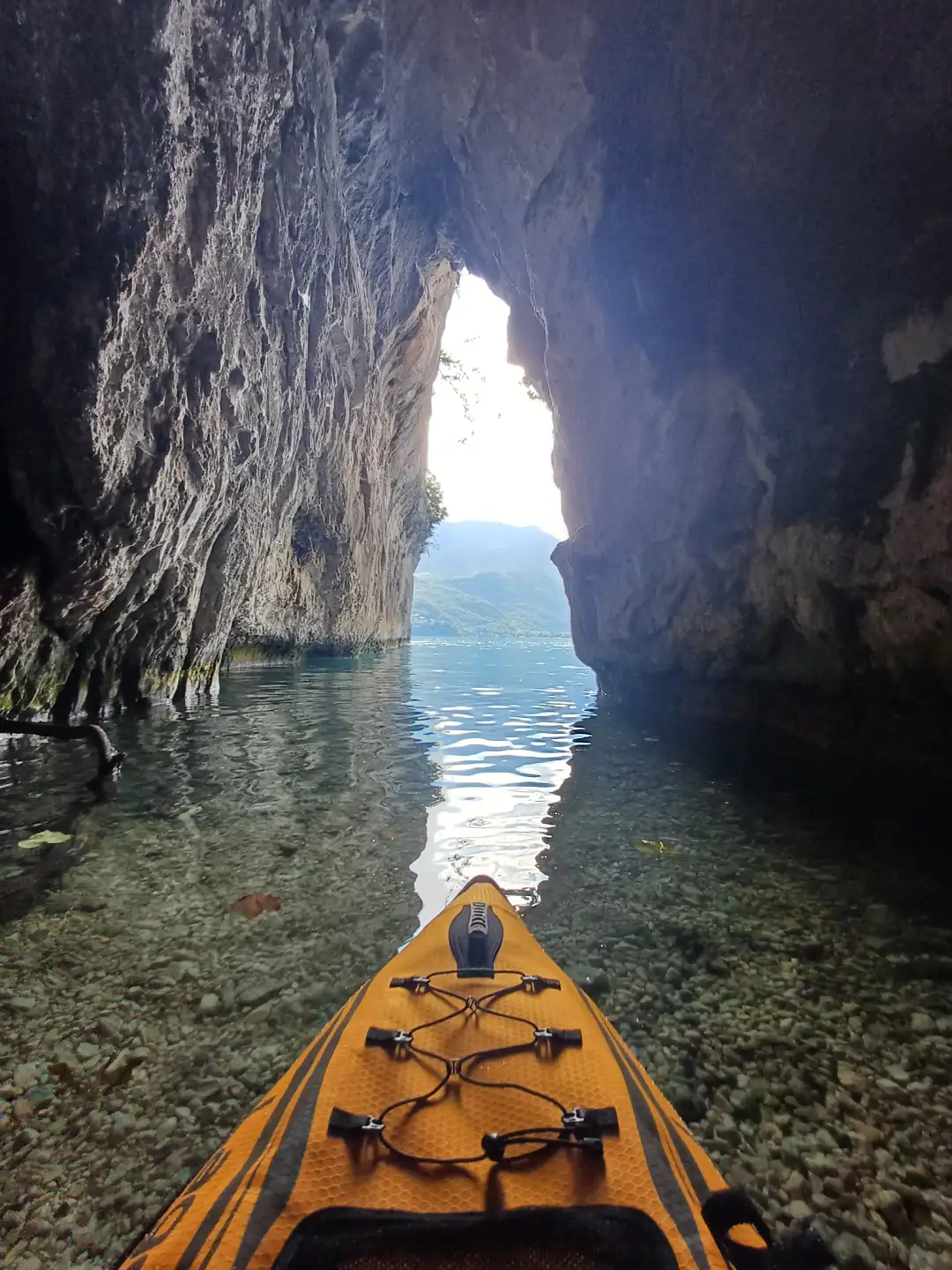 Kayak devant la grotte du Grand Pertuis, Roc de Chère, lac d'Annecy