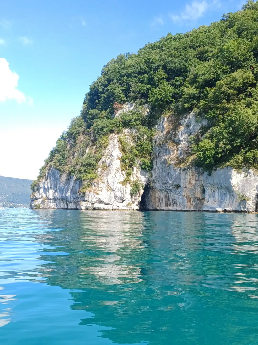 Falaises du Roc de Chère autour de la grotte du Grand Pertuis, Talloires